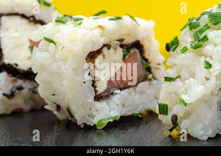 Gros plan sur le saumon fumé, le fromage doux et le rouleau de ciboulette californien, cuisine japonaise traditionnelle Banque D'Images