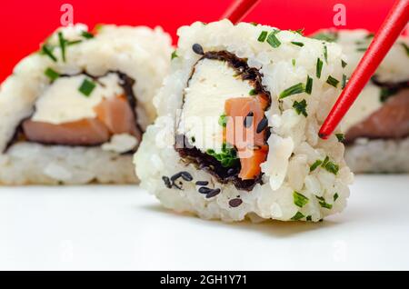 Gros plan sur le saumon fumé, le fromage doux et le rouleau de ciboulette californien, cuisine japonaise traditionnelle Banque D'Images