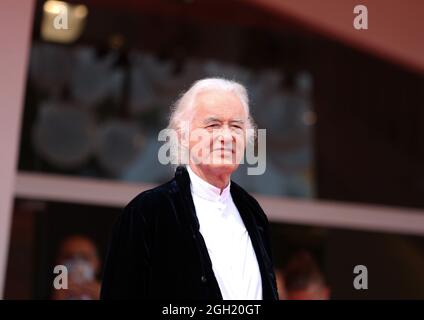 Venise, Italie. 04e septembre 2021. Italie, Lido di Venezia, 4 septembre 2021 : Jimmy page, le légendaire guitariste du groupe de rock dirigé Zeppelin, assiste au tapis rouge du documentaire 'devenir mené Zeppelin' lors du 78e Festival International du film de Venise le 04 septembre 2021 à Venise, Italie photo © Ottavia Da Re/Sintesi/Alay Live News crédit: AGENCE SINTESI/Alay Live News Banque D'Images