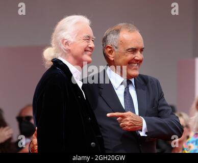 Venise, Italie. 04e septembre 2021. Italie, Lido di Venezia, 4 septembre 2021 : Jimmy page, le légendaire guitariste du groupe de rock dirigé par Zeppelin et Alberto Barbera (directeur du Festival International du film de Venise), assiste au tapis rouge du documentaire 'devenir mené Zeppelin' lors du 78e Festival International du film de Venise le 04 septembre 2021 à Venise, Italie photo © Ottavia Da Re/Sintesi/Alay Live News crédit: AGENCE SINTESI/Alay Live News Banque D'Images