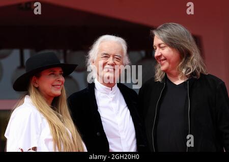 Venise, Italie. 04e septembre 2021. Italie, Lido di Venezia, 4 septembre 2021 : Jimmy page, le légendaire guitariste du groupe rock dirigé par Zeppelin, le réalisateur Bernard MacMahon et le scénariste Allison McGurty, assistent au tapis rouge du documentaire 'devenir mené Zeppelin' lors du 78e Festival International du film de Venise le 04 septembre 2021 à Venise, Italie photo © Ottavia Da Re/Sintesi/Alay Live News crédit: AGENCE SINTESI/Alay Live News Banque D'Images
