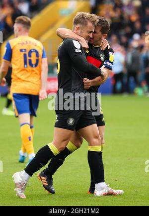 Alex Pattison de Harrogate Town (à gauche) et Josh Falkingham de Harrogate Town célèbrent après que Jack Muldoon a terminé le deuxième but de leur partie pendant le match de la Sky Bet League Two au One Call Stadium, Mansfield. Date de la photo: Samedi 4 septembre 2021. Banque D'Images