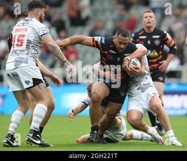 Suaia Matagi de Castleford Tigers est affronté lors du match du week-end de Dacia Magic au parc St James' Park, à Newcastle. Date de la photo: Samedi 4 septembre 2021. Banque D'Images