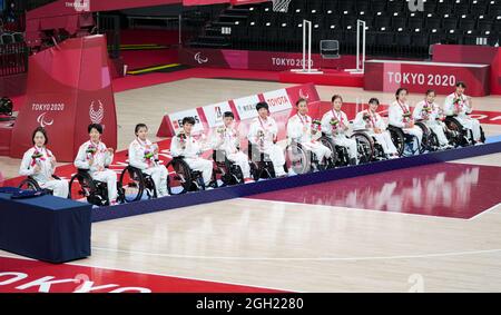 Tokyo, Japon. 4 septembre 2021. L'équipe chinoise médaillée d'argent assiste à la cérémonie de remise des prix de l'événement féminin de basket-ball en fauteuil roulant aux Jeux paralympiques de Tokyo en 2020, à Tokyo, au Japon, le 4 septembre 2021. Credit: Zhu Wei/Xinhua/Alay Live News Banque D'Images