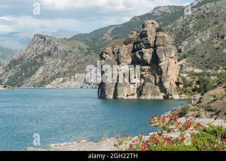 Grenade en Espagne : les eaux turquoises de l'Embalse de Canales. Banque D'Images