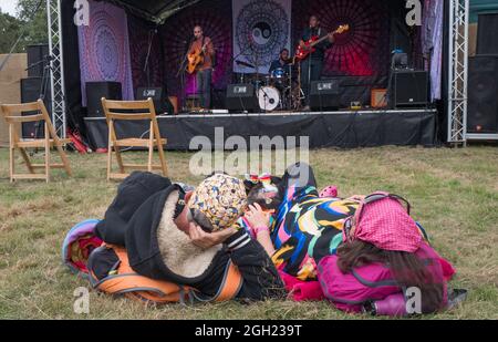 Kirklington, Notinghamshire, Angleterre, Royaume-Uni. 4 septembre 2021. Les amateurs de musique descendent dans le petit village de Kirklington, dans le Nottinghamshire, pour le 14e. International Roots and Acoustic Music Festival avec plus de 40 artistes qui se produisent plus de 4 jours après 15 mois de retard et d'annulations dues à la covid19. Le festival attire quelques-uns des plus grands noms de la scène musicale Roots et Acoustic ainsi que des talents locaux. Crédit : Alan Beastrall/Alay Live News Banque D'Images