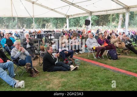 Kirklington, Notinghamshire, Angleterre, Royaume-Uni. 4 septembre 2021. Les amateurs de musique descendent dans le petit village de Kirklington, dans le Nottinghamshire, pour le 14e. International Roots and Acoustic Music Festival avec plus de 40 artistes qui se produisent plus de 4 jours après 15 mois de retard et d'annulations dues à la covid19. Le festival attire quelques-uns des plus grands noms de la scène musicale Roots et Acoustic ainsi que des talents locaux. Crédit : Alan Beastrall/Alay Live News Banque D'Images