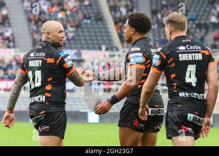 Jordan Turner (25) de Castleford Tigers est félicité par Nathan Massey (14) de Castleford Tigers après avoir obtenu son score de haut niveau, le 9/4/2021. (Photo de David Greaves/News Images/Sipa USA) Credit: SIPA USA/Alay Live News Banque D'Images