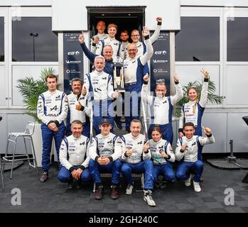 24h trophée le Mans photo de famille tous les pilotes avec Philippe Sinault portrait lors du 4ème tour de la coupe Alpine Europa 2021, du 4 au 5 septembre 2021 sur le circuit de Barcelone-Catalunya, à Montmelo, près de Barcelone, Espagne - photo Xavi Bonilla / DPPI Banque D'Images