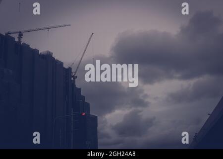 Un énorme arrêt de construction inachevé continue de se construire au moment de la dépression économique. Concept de faillite et problèmes d'argent entreprise de construction W Banque D'Images