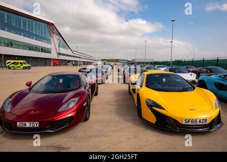 Les supercars McLaren au circuit Silverstone pour une parade des membres du Club des propriétaires McLaren Banque D'Images