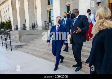 Arlington, États-Unis d'Amérique. 03ème mars 2021. Arlington, États-Unis d'Amérique. 03 mars 2021. Le secrétaire américain à la Défense Lloyd J. Austin III, à droite, escorte le ministre italien de la Défense Lorenzo Guerini à son cortège à la suite de pourparlers bilatéraux au Pentagone le 3 septembre 2021 à Arlington, en Virginie. Crédit : SSTGT. Jack Sanders/DOD/Alamy Live News Banque D'Images