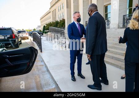 Arlington, États-Unis d'Amérique. 03ème mars 2021. Arlington, États-Unis d'Amérique. 03 mars 2021. Le secrétaire américain à la Défense Lloyd J. Austin III, à droite, escorte le ministre italien de la Défense Lorenzo Guerini à son cortège à la suite de pourparlers bilatéraux au Pentagone le 3 septembre 2021 à Arlington, en Virginie. Crédit : SSTGT. Jack Sanders/DOD/Alamy Live News Banque D'Images