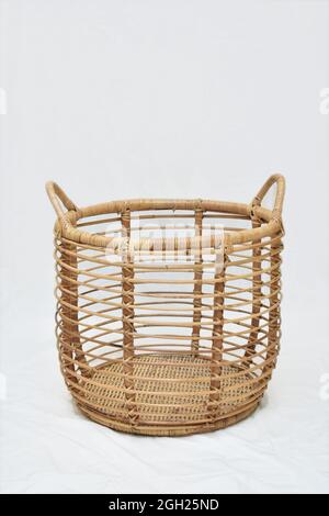 Panier Landry en rotin sur fond blanc sélectif doux Banque D'Images