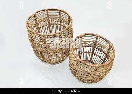 Panier rond Landry en rotin de canne sur fond blanc sélectif doux focus Banque D'Images