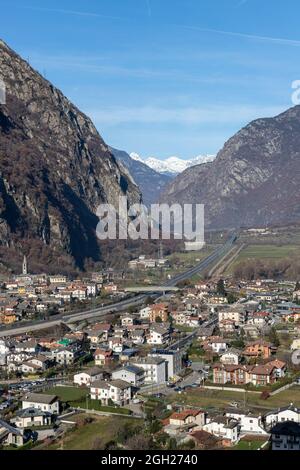 Forte di Bard, Valle d'Aoste, Italie. Vue aérienne de l'autoroute italienne, des Alpes, de la rivière Dora Baltea, du Hone, des pays d'Arnad Banque D'Images