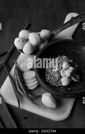 Grenaille verticale de piments, de pommes de terre et de certaines espèces en niveaux de gris Banque D'Images