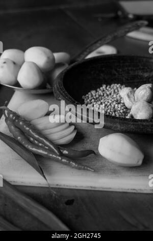 Grenaille verticale de piments, de pommes de terre et de certaines espèces en niveaux de gris Banque D'Images