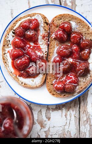 Pain complet au beurre et confiture de fraise maison Banque D'Images