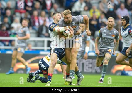 Mike McMeeken (12) de Catalans Dragons fait avancer le ballon Banque D'Images