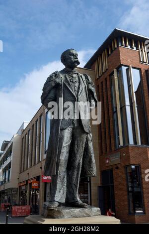 Statue d'Edward Elgar, High Street, Worcester, Worcestershire, Angleterre, ROYAUME-UNI Banque D'Images