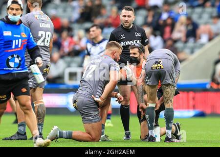 Mike McMeeken (12) de Catalans Dragons reçoit un traitement pour une blessure Banque D'Images