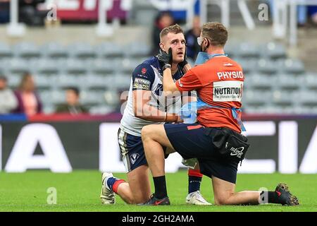 Matty Lees (10) de St Helens reçoit un traitement sur le terrain, le 9/4/2021. (Photo de Mark Cosgrove/News Images/Sipa USA) crédit: SIPA USA/Alay Live News Banque D'Images