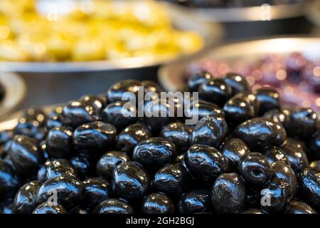 Image de faible profondeur de champ d'olives noires sur un marché. Banque D'Images