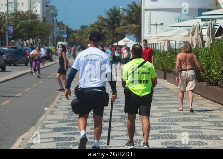 Rio de Janeiro, Rio de Janeiro, Brésil. 4 septembre 2021. (INT) Météo: La journée ensoleillée prend des baigneurs sur la plage d'Ipanema. 4 septembre 2021, Rio de Janeiro, Brésil: Mouvement des baigneurs sur la plage d'Ipanema, à Rio de Janeiro, le samedi (4), avec beaucoup de soleil et de chaleur dans la ville. (Credit image: © Jose Lucena/TheNEWS2 via ZUMA Press Wire) Banque D'Images