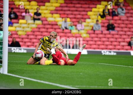 Ylenia Priest (4 Watford) fait un défi crucial pendant le championnat de femmes FA Watford / Liverpool à Vicarage Road- Watford-England Banque D'Images