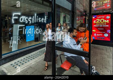 Londres, Royaume-Uni. 4 septembre 2021. Des groupes/individus éclatants se dirigent vers différents endroits autour de la ville, y compris en pulvérisant une branche de Barclays de Leicester Square avec « Fossilied Finance » - extinction Rebellion termine ses deux semaines de protestation par une marche pour la nature, sous le nom général d'impossible Rebellion. Crédit : Guy Bell/Alay Live News Banque D'Images