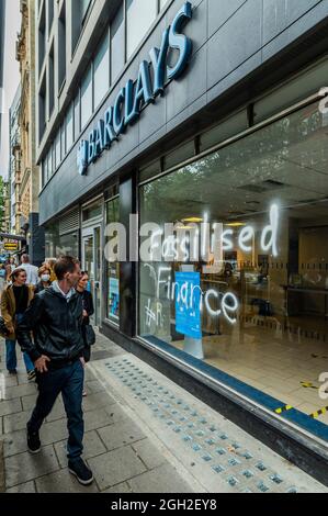 Londres, Royaume-Uni. 4 septembre 2021. Des groupes/individus éclatants se dirigent vers différents endroits autour de la ville, y compris en pulvérisant une branche de Barclays de Leicester Square avec « Fossilied Finance » - extinction Rebellion termine ses deux semaines de protestation par une marche pour la nature, sous le nom général d'impossible Rebellion. Crédit : Guy Bell/Alay Live News Banque D'Images