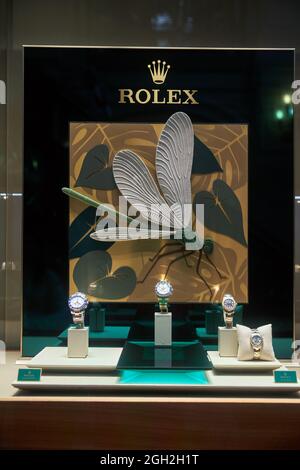 Moscou, Russie - 31 août 2021, Publicité de montres Rolex dans la fenêtre d'un magasin de montres à GUM. Banque D'Images