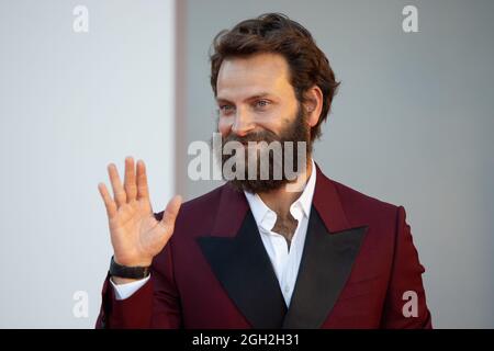 Alessandro Borghi assiste au tapis rouge du film "la main de Dieu" lors du 78e Festival International du film de Venise le 02 septembre 2021 à VE Banque D'Images