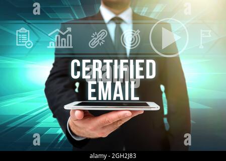 Texte de l'e-mail inspiration Certified. E-mail de concept Internet dont l'envoi est certifié par un tiers neutre Homme en Office Uniform Holding Banque D'Images