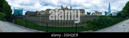 LONDRES, Royaume-Uni - 20 AOÛT 2021 : vue panoramique ultra grand angle de la Tour de Londres, vue par les rampes Banque D'Images