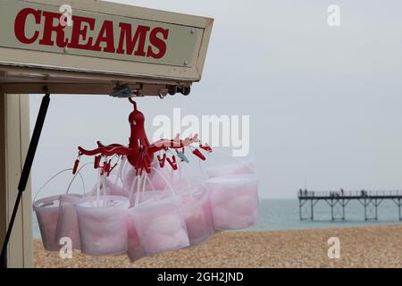 Soie de bonbons vue accrochée devant une petite boutique sur la plage de Bognor Regis. Banque D'Images