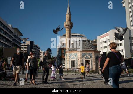 Izmir, Izmir, Turquie. 4 septembre 2021. Les gens au Konak Sqauare dans un week-end ensoleillé de septembre. Dans quelques semaines, le temps sera plus froid. En raison de ce ttuces sont les derniers jours chauds à passer avec des activités à l'extérieur pour les gens d'Izmir. La majeure partie de cette place occupée est occupée par le gouvernorat (Konak du gouverneur) de la province d'Izmir, l'hôtel de ville de la municipalité métropolitaine d'Izmir, la gare routière centrale et la mosquée YalÄ°. Au centre de la place se trouve la Tour de l'horloge de Ä°zmir, un ancien monument construit en 1901. La place se trouve également à proximité de KemeraltÄ°, le quartier du grand marché (bazar) d'Izmir. À t Banque D'Images