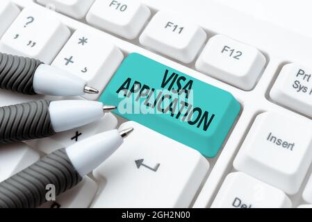 Signature manuscrite Visa application. Mot écrit sur un processus d'obtention d'un permis d'entrée à un concept de document de certification de dactylographie de terres étrangères Banque D'Images