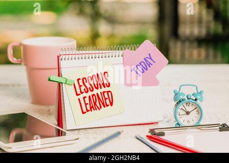 Texte d'écriture leçons apprises. Mot écrit sur les connaissances ou la compréhension acquises par expérience Outdoor Coffee and Refresment Shop Ideas, Cafe Banque D'Images