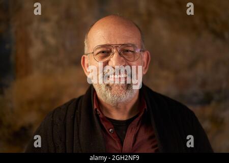 Portrait d'un homme caucasien d'âge moyen souriant regardant l'appareil photo. Regard d'une personne âgée Banque D'Images