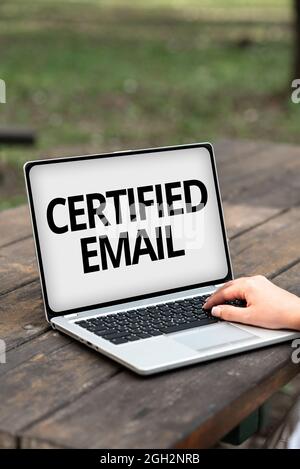 Texte de l'e-mail inspiration Certified. Concept signifiant e-mail dont l'envoi est certifié par un tiers neutre travaux en ligne et travail à distance Banque D'Images