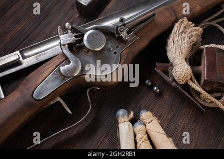ancienne mousquet de flintlock du xviie siècle avec ballon de poudre et balles led sur terrasse en bois. Banque D'Images