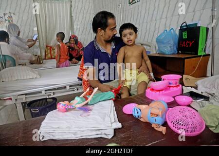 Un enfant est traité à l'hôpital en raison de son infection par la dengue dans la situation de Covid-19. 350 nouveaux cas de dengue ont été signalés au Bangladesh au cours des 24 dernières heures , atteignant le plus haut nombre en une journée. L'épidémie de dengue a déjà suroccupé les services de santé du pays. Photo prise de l'hôpital de la Sainte famille dans la capitale. Le 4 septembre 2021 à Dhaka, au Bangladesh. (Photo par Maruf Rahman / Eyepix Group) Banque D'Images