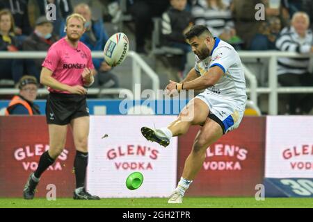 Newcastle, Royaume-Uni. 04e septembre 2021. Rhyse Martin (12), de Leeds Rhinos, a lancé avec succès une conversion pour en faire 14-14 à Newcastle, au Royaume-Uni, le 9/4/2021. (Photo de Simon Whitehead/News Images/Sipa USA) crédit: SIPA USA/Alay Live News Banque D'Images