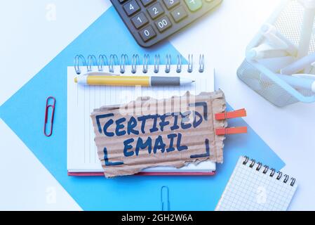 E-mail certifié texte manuscrite. E-mail de présentation d'entreprise dont l'envoi est certifié par un tiers neutre calculant les dépenses budgétisation idées mathématiques Banque D'Images