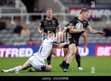 Jordan Johnstone (à droite) du FC Hull a été attaqué par Morgan Cannon de Leeds Rhinos lors du match du week-end de Dacia Magic à St James' Park, Newcastle. Date de la photo: Samedi 4 septembre 2021. Banque D'Images