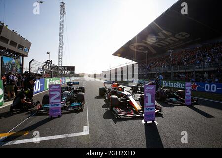 Parc ferme de la séance de qualification avec 44 HAMILTON Lewis (gbr), Mercedes AMG F1 GP W12 E Performance, 33 VERSTAPPEN Max (nld), Red Bull Racing Honda RB16B, 77 voitures pendant le Grand Prix néerlandais de Formule 1 Heineken 2021, 13e tour du Championnat du monde de Formule 1 2021 de la FIA du 3 au 5 septembre 2021 sur le circuit Zandvoort, à Zandvoort, pays-Bas Banque D'Images