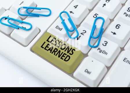Affiche les leçons apprises. Concept d'entreprise connaissance ou compréhension acquise par l'expérience Typist création de documents d'entreprise, Résumé Banque D'Images