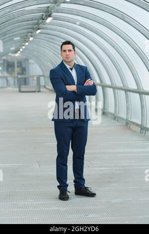 portrait de l'homme adapté dans une passerelle voûtée Banque D'Images